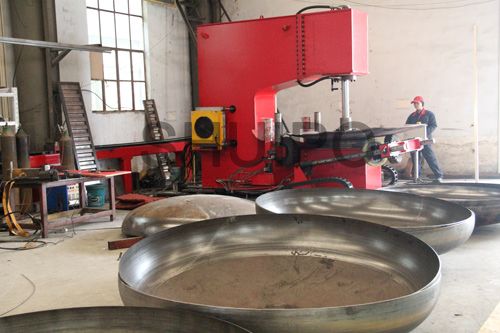 工作中的數控壓鼓機